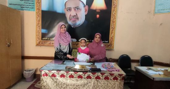 تكريم طالبة بالصف الثالث الابتدائى الأزهرى فى سوهاج لحفظها القرآن كاملا