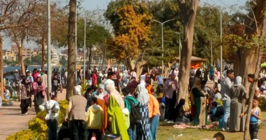 إقبال غير مسبوق على حدائق القناطر الخيرية خلال أيام العيد.. مدير رى القناطر: استقبلنا 100 ألف زائر وهو أكبر عدد خلال الـ30 عاما الأخيرة.. ويؤكد: حديقة "أهالينا" أحدث مولود وسننظم بها معرضا لزهور الربيع.. صور
