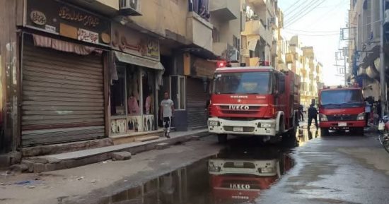 السيطرة على حريق محدود بسطح عقار فى شارع رمسيس وسط مدينة الأقصر.. صور