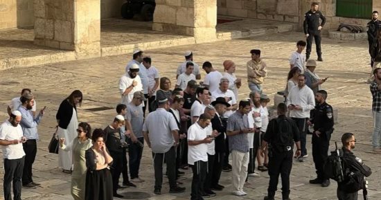 العالم هذا المساء.. مستوطنون يقتحمون المسجد الأقصى.. دعوات لإضراب شامل في فلسطين لوقف الحرب الإسرائيلية على غزة.. مسئول أمريكي: 50 دولة تواصلت معنا لبدء محادثات تجارية.. تكساس تسجل ثاني وفاة مرتبطة بالحصبة
