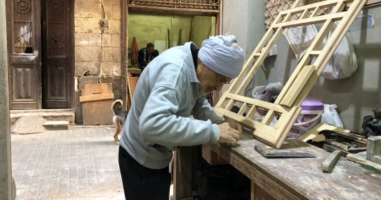 تحف فنية بلمسة مصرية أصيلة تجمع جمال الصدف وفخامة الأرابيسك.. عم جلال نجار بلغ الـ78 عاما لا يزال يبدع فنا.. يعتمد في صنع قطعه الفريدة على أجود أنواع الخشب.. ونجله: المنتجات تزداد عراقة وسعرًا بمرور الزمن.. صور