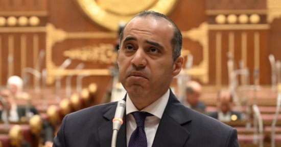 وزير الشئون النيابية: حيازة النقد الأجنبى أمر مشروع قانونا ولا يجوز التعامل فيه خارج الجهاز المصرفى