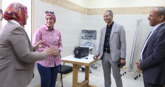 جولة تفقدية لرئيس جامعة الأقصر بالعيادات الخارجية فى كلية الطب.. صور