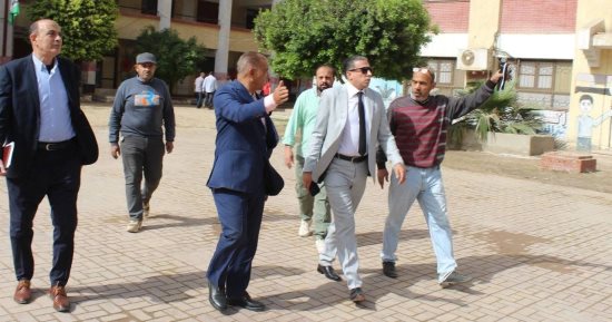 استبعاد مديرة مدرسة وإحالة معلم للشؤون القانونية خلال جولة لمدير تعليم الجيزة