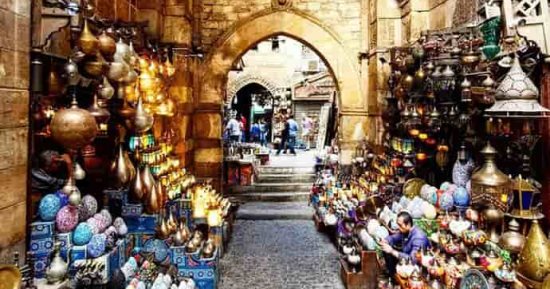 زاره الرئيس الفرنسي.. خان الخليلي أحد أقدم أسواق القاهرة القديمة