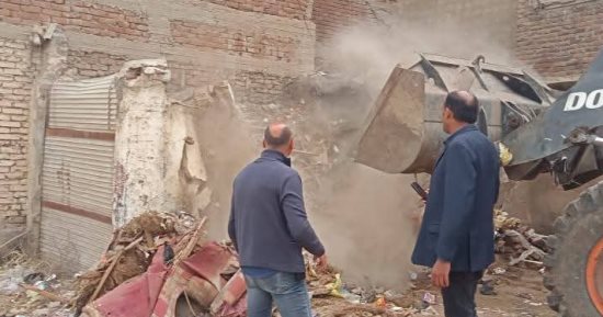إزالة مبنى خطر بكفر البطيخ فى دمياط