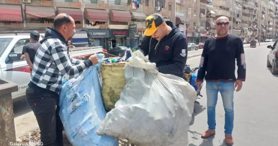 حملات مُكبرة على النباشين فى بور سعيد.. رئيس مدينة بور فؤاد يواجه ظاهرة "فارزى القمامة" بمصادرة العربات والمفروزات.. وحى الزهور يُغلق محال تجميع الكرتون والبلاستيك.. والأهالى: كانوا بيتسببوا فى منظر سيئ
