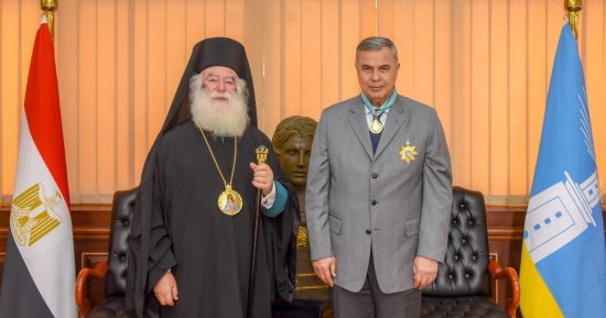 محافظ الإسكندرية يتسلم وسام "أسد الرسول مرقس" من البابا ثيودوروس الثانى.. صور