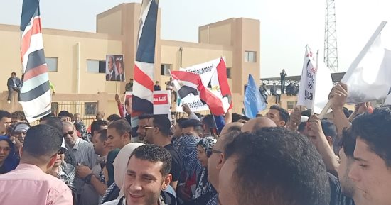المصريون فى وقفتهم بالعريش ينددون بعدوان الاحتلال ويرفضون التهجير.. صور