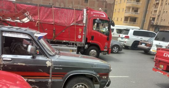 زحام مرورى إثر اصطدام سيارة بشخص أعلى الدائرى.. صور