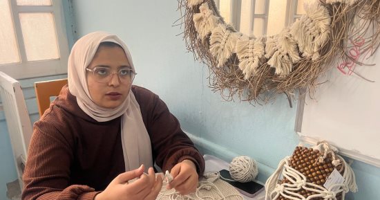"إيد لوحدها متصقفش".. فتيات جامعيات يطلقن مبادرة كفوف للحرف اليدوية بالفيوم.. ينتجن الحقائب والملابس والحلى.. يسافرون بمنتجاتهن مختلف المحافظات.. والتنمية المحلية تدعمهن من خلال أيادي مصرية.. صور