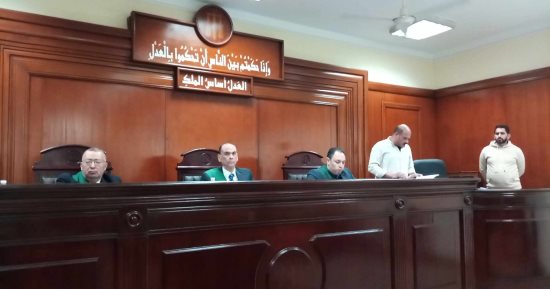أب يتهم طليقته وابنتيه باصطناع مفردات مرتب لرفع النفقة
