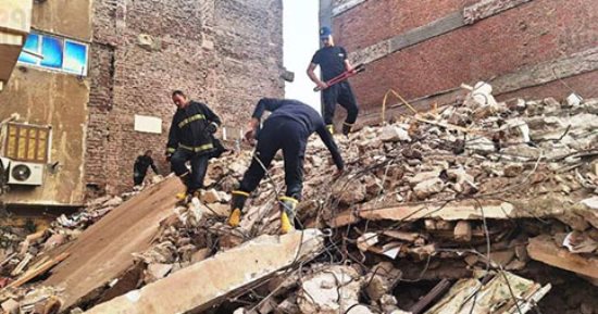 انتشال 4 جثث بينهم طفلان من أسفل عقار أسيوط المنهار.. فيديو