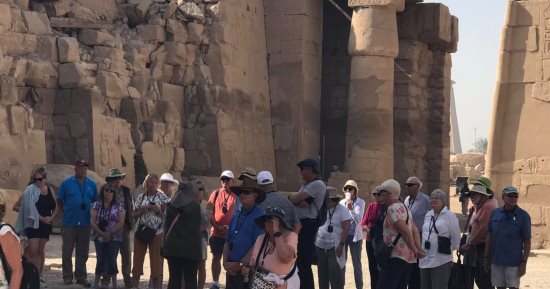 بلدنا الحلوة.. إقبال سياحى كبير من دول العالم بمعابد الكرنك بلأقصر