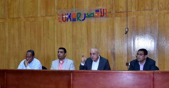 محافظ الأقصر يوجه بالتنسيق بين الجهات المعنية لإنهاء أعمال الرفع المساحى