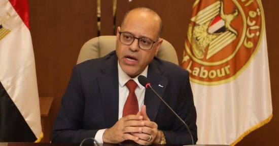 وزير العمل يُصدر قرارًا وزاريًا يُوضح ضوابط وآليات تحرير عقود العمل