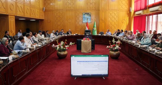 نائب محافظ الإسماعيلية يتابع الإجراءات التنفيذية فى ملفات تقنين الأراضى
