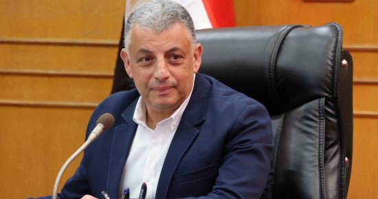 محافظ الإسماعيلية يناقش الإعداد والتجهيز لإعادة افتتاح النصب التذكارى بجبل مريم