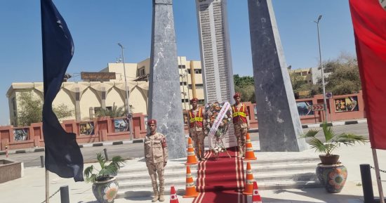 محافظ سوهاج يضع إكليلا من الزهور على النصب التذكارى فى عيد المحافظة القومى