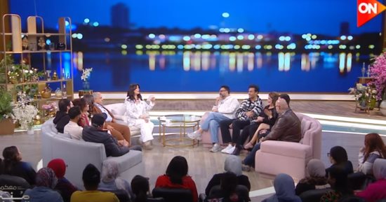 قلد عادل إمام وباع صاحبه.. فقرة كوميدية من فريق "الكابتن" في "معكم منى الشاذلي"