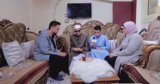 والدة محمد أحمد حسن: أكرمني الله بثلاثة من ذوي البصيرة ولا أتعامل معهم أنهم مكفوفين