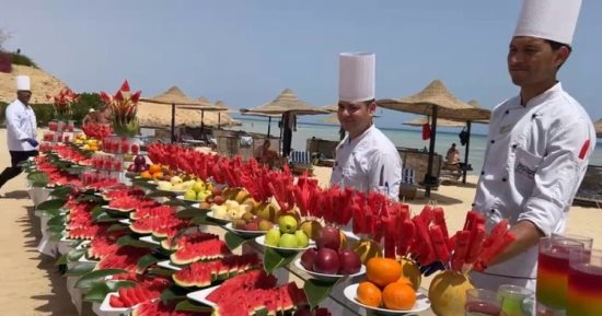 مهرجان البطيخ يجذب السياح.. مذاق الصيف على شواطئ مرسى علم