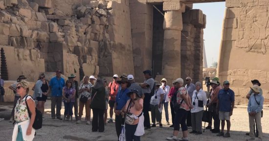 رواج سياحى مميز فى الأقصر أواخر الموسم الشتوى.. سياح دول العالم يستمتعون برحلة عبر الزمن فى المعابد والمقابر والمتاحف بالأقصر.. وإقبال كبير على رحلات البالون يومية.. وتجميل كورنيش النيل لخدمة الضيوف