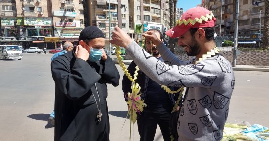 انتشار بائعو السعف أمام كنائس الإسكندرية وسط أجواء الاحتفال بأحد الشعانين