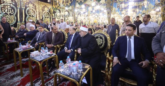 رئيس جامعة الأزهر يتلقى العزاء فى وفاة والده بقرية سنهور المدينة بكفر الشيخ.. فيديو