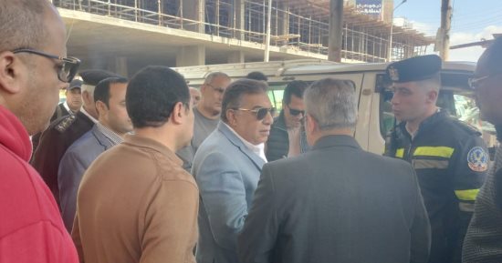 محافظ الدقهلية يتفقد مواقف السيارات ويشدد على الالتزام بالتعريفة الجديدة