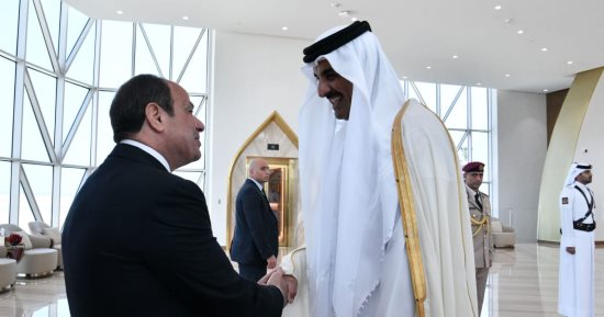 الرئيس السيسى يصل الدوحة.. وأمير قطر فى مقدمة مستقبليه.. صور