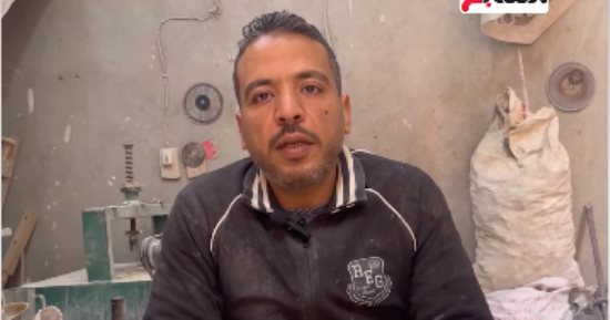 عم جلال نجار أرابيسك بلغ الـ 78 عامًا ولا يزال يبدع فنًا.. فيديو