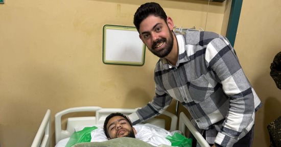 أحمد القندوسى يزيل الجبس بعد الاطمئنان على جراحة الساق
