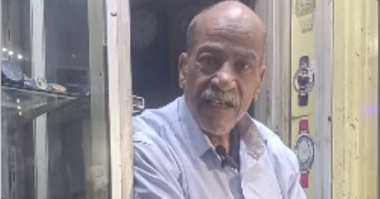 أقدم ساعاتي في مصر.. حكاية عم محمد في تصليح الساعات منذ 50 سنة.. فيديو