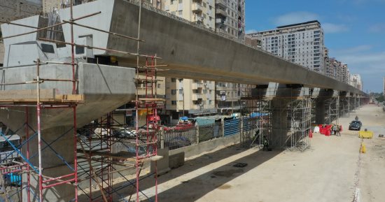 شاهد تركيب الكمرات الخرسانية للمرحلة الأولى من مترو الإسكندرية