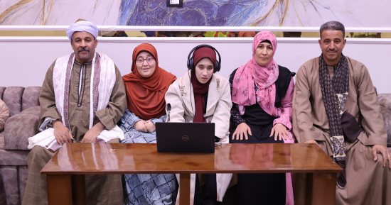طالبة من ذوي الهمم تتسلم جهاز اللاب توب بعد استجابة رئيس الوزراء