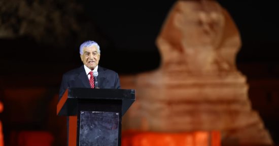 زاهي حواس: الأهرامات مقامة على أرض صلبة ولا صحة لوجود أعمدة أو حجرات أسفلها