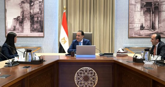 رئيس الوزراء يتابع مع وزيرة التخطيط والتعاون الدولى عددا من ملفات العمل