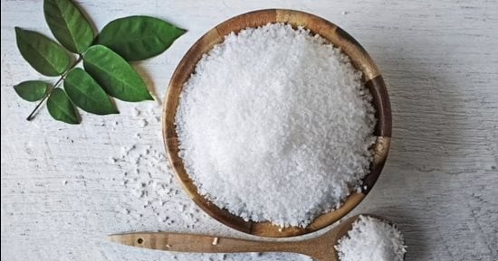 هل إضافة رشة ملح إلى الماء تحميك من الجفاف؟