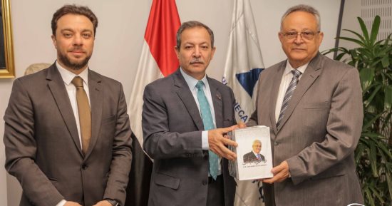 إهداء كتب الرئيس الفلسطينى لمكتبة الإسكندرية
