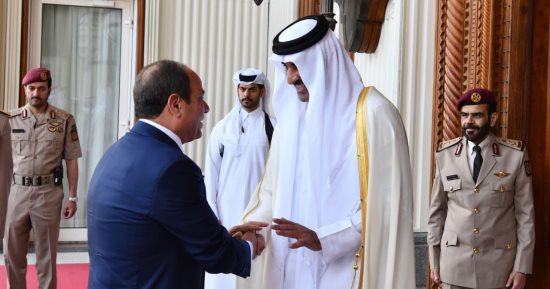 الرئيس السيسى يغادر الدوحة متوجها إلى الكويت