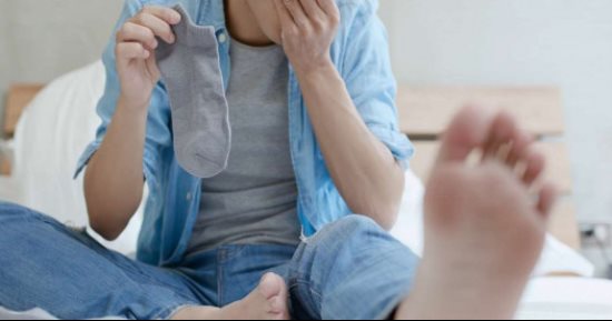مدمن شرابات.. رجل يُصاب بعدوى فطرية فى الرئة بسبب عادة شم جواربه المتسخة