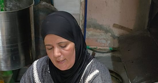 يا حلاوة الإيد الشغالة.. أم إسلام بتعمل أحلى فطير مشلتت فى الغربية.. بدأت حياتها بمشروع تربية الدواجن وطوّرت من نفسها بإنتاج الفطير والوجبات المنزلية.. عملت 8 سنوات داخل منزلها وتتلقى الطلبات من خارج المحافظة
