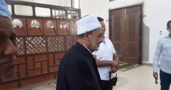 صور زيارة شيخ الأزهر قبر والده وجده قبل إنهاء رحلة التعافى بالأقصر 
