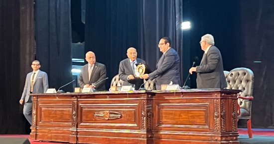 رئيس جامعة القاهرة يهدى مفيد شهاب درع الجامعة فى ختام ندوة "ملحمة استرداد طابا"
