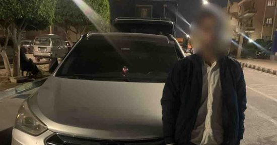 ضبط طالب يعبر الرصيف للطريق البطيء بسيارة ويصور نفسه..فيديو  