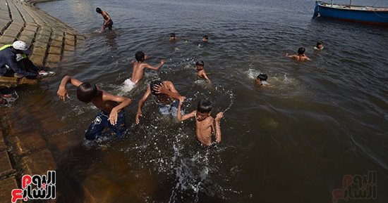 مواطنو كراتشى يلجأون إلى الأنهار هربا من ارتفاع درجات الحرارة