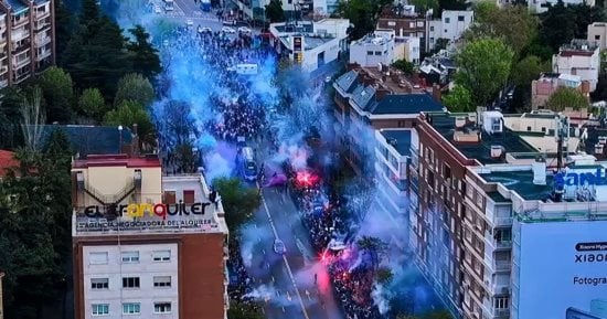 استقبال حافلة ريال مدريد بالشماريخ قبل قمة أرسنال فى دوري الأبطال.. صور