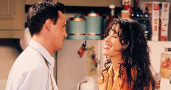 ممثلة في مسلسل Friends: ماثيو بيرى زارنى على هيئة صقر