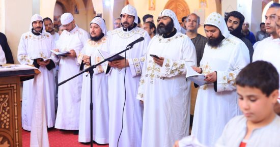 أقباط إسنا يحتفلون بخميس العهد فى دير الأنبا متاؤس الفاخورى جنوب الأقصر.. صور